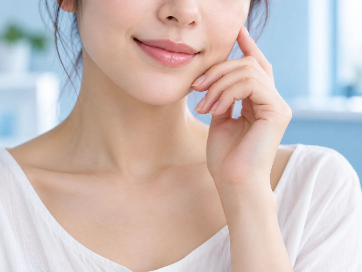 Tạo dáng tay ra sao để che bớt khóe miệng mà vẫn tự nhiên?